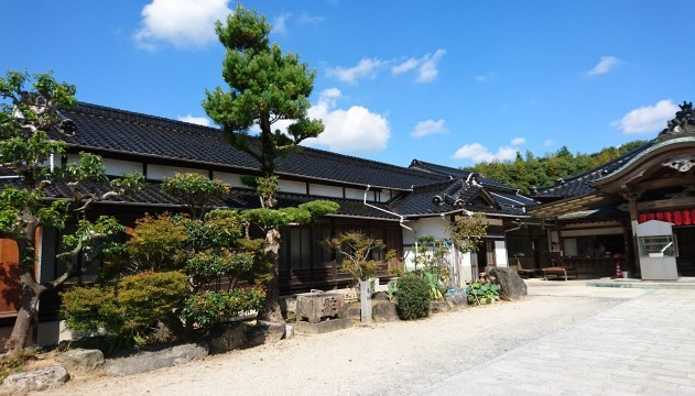 釘抜地蔵尊境内