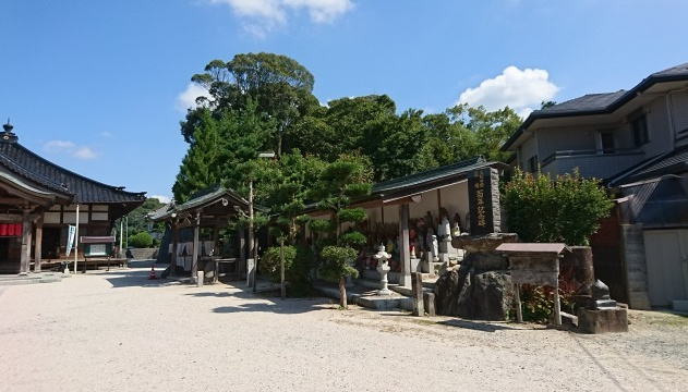 釘抜地蔵尊境内